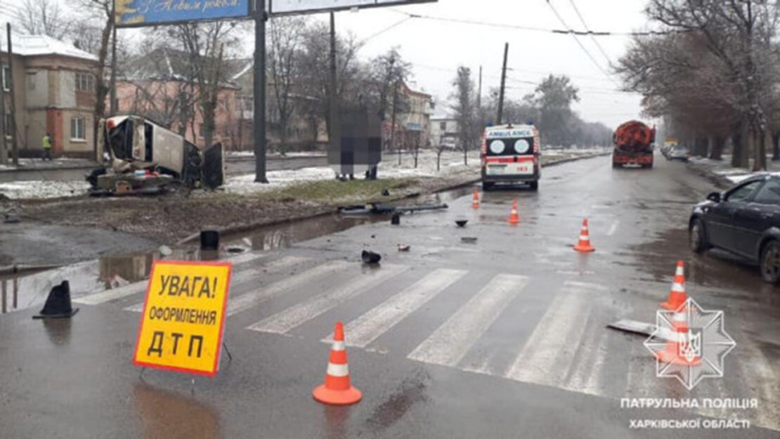 ДТП в Харькове на Александровском проспекте: водитель сбил дорожный знак и два светофора