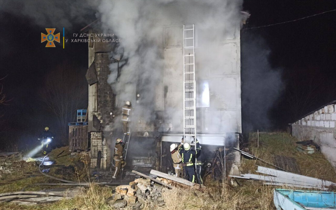 Крупный пожар в двухэтажном жилом доме под Харьковом в городе Южный