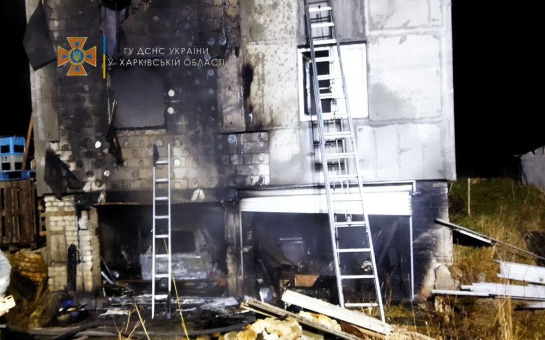 Крупный пожар в двухэтажном жилом доме под Харьковом в городе Южный