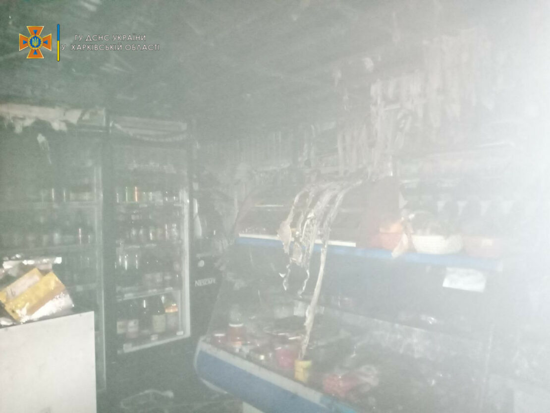 В Харьковском районе горел продовольственный магазин (фото)