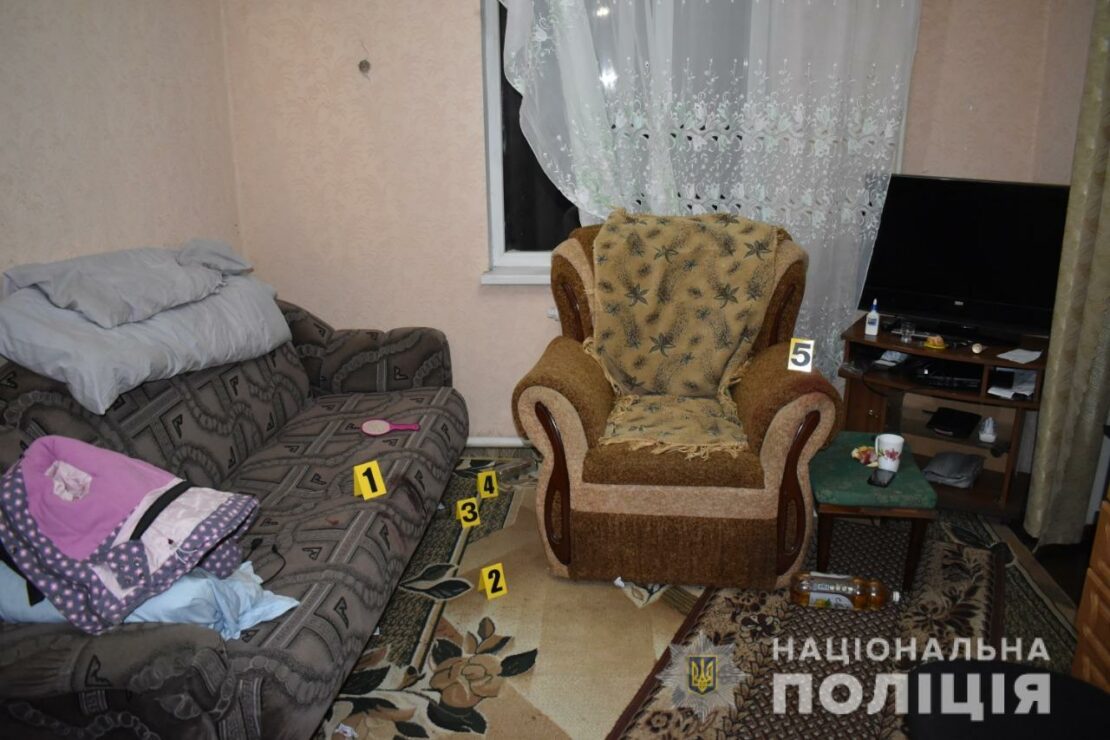 В Изюме Харьковской области женщина с ножом напала на знакомого