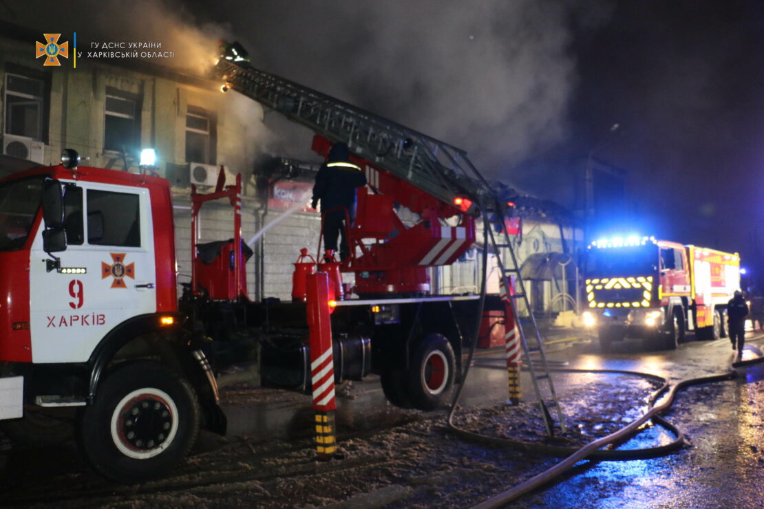 В Харькове загорелось частное торгово-складское здание (фото)