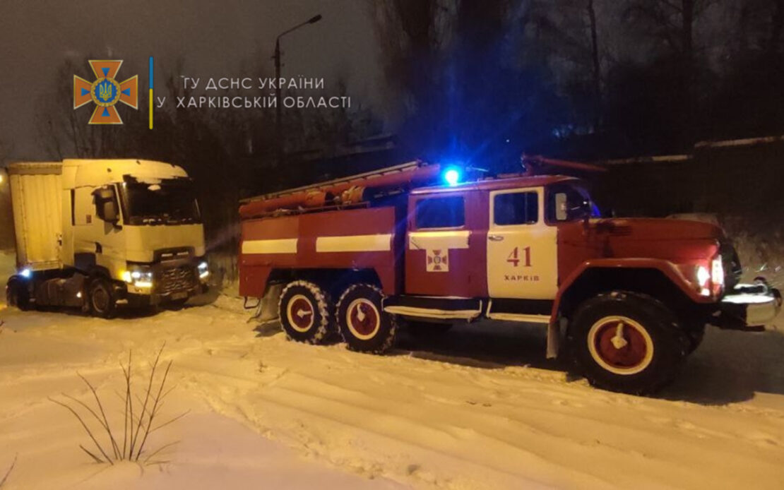 В Харьковской области вытащили из сугробов 5 автомобилей 