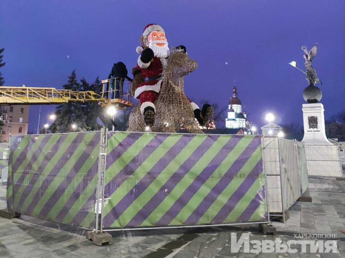 Дед Мороз на коне на площади Конституции в Харькове - новогодние исталляции 2021 г.
