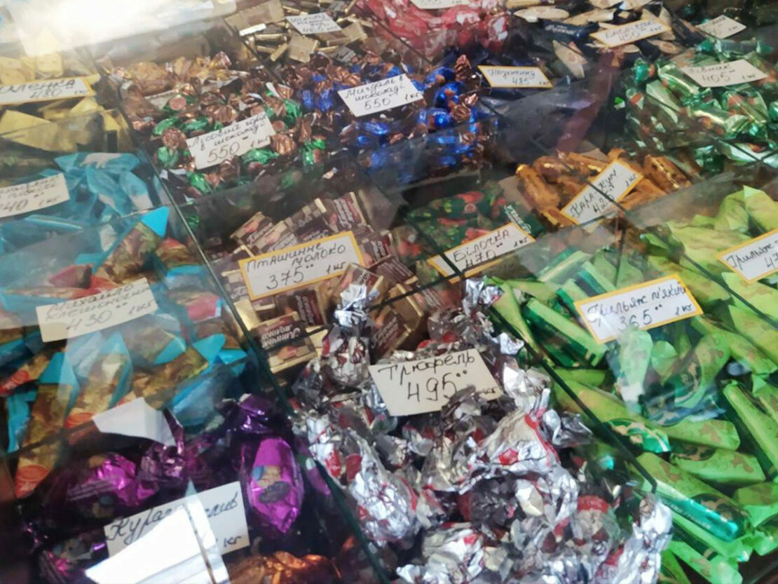 В Харькове штрафуют за продажу подсанкционных конфет из РФ