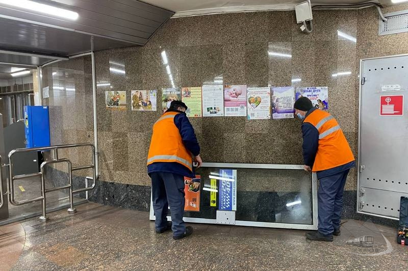 На станции метро Алексеевская в Харькове ремонтируют двери