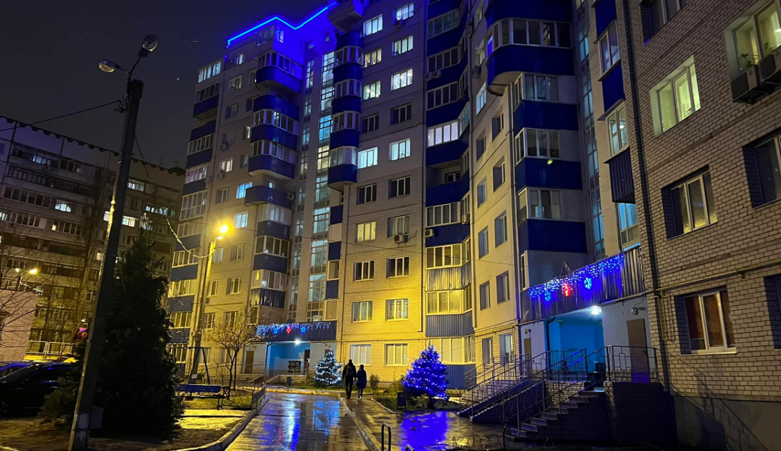 В Харькове к Новому году украшают дворы многоэтажек - фото