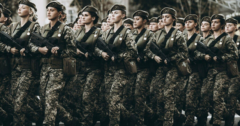 Для военнообязанных женщин введут переходную норму