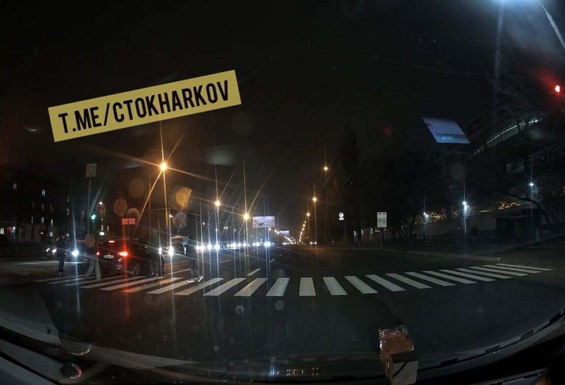 Нарушение ПДД водителем автомобиля Ford в Харькове - видео из соцсетей