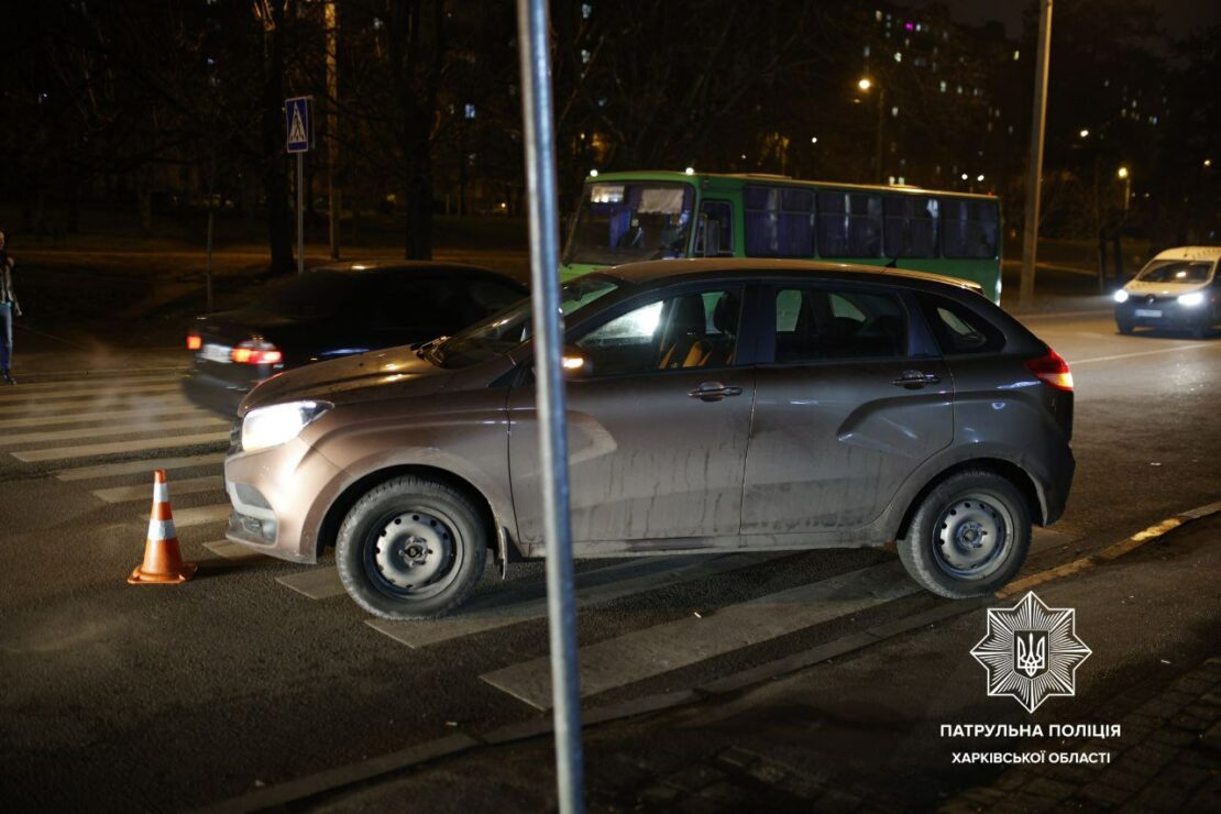 В Харькове пьяный водитель уснул за рулем на пешеходном переходе на улице Героев Труда
