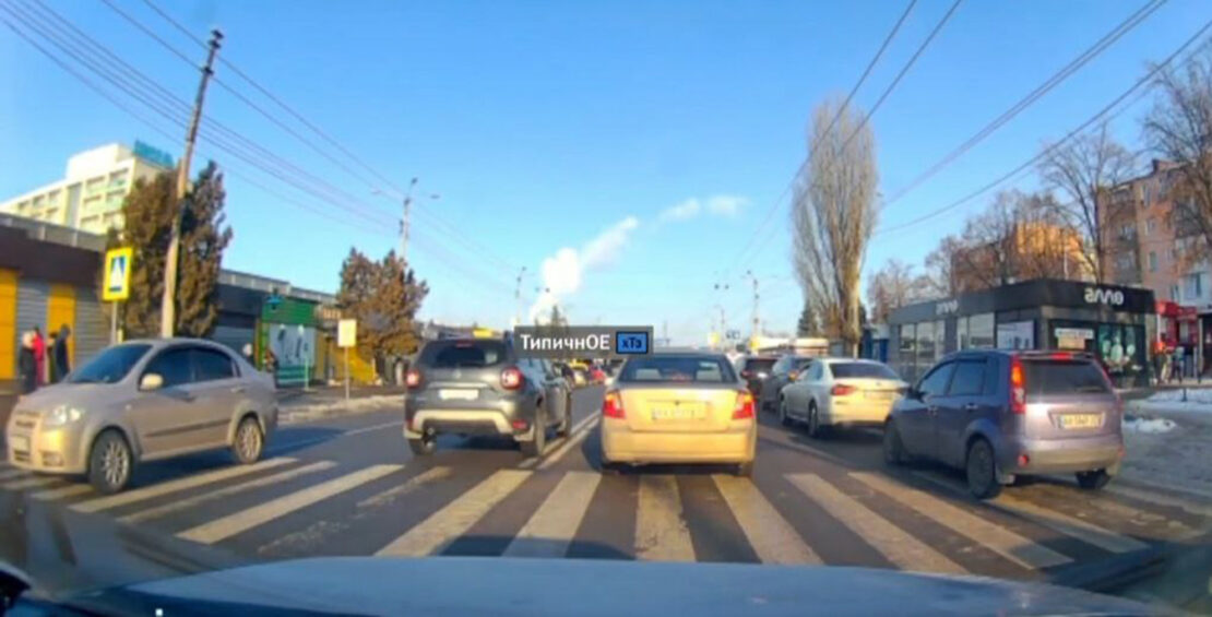 В Харькове водитель Renault ехал по встречке и получил штраф