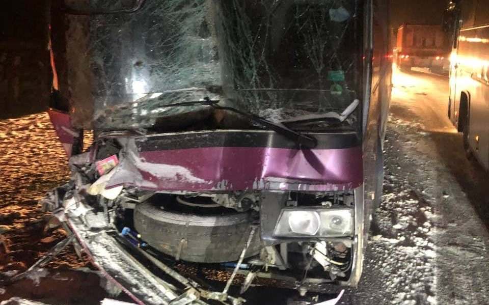 На Чугуевской трассе рейсовый автобус столкнулся с грузовиком