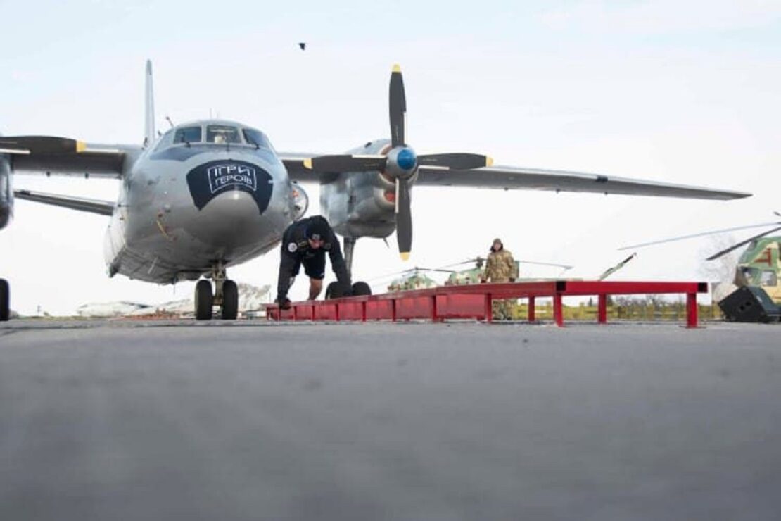 Национальный рекорд: Ветеран АТО на протезе протащил самолет  