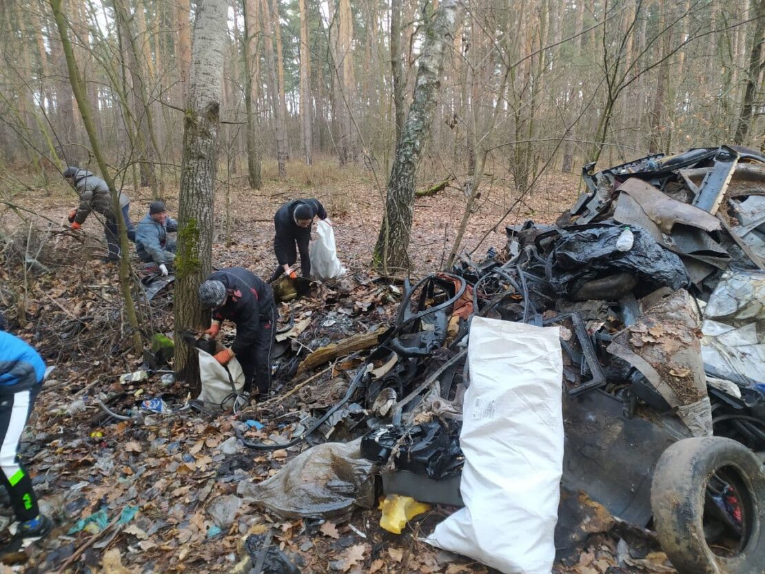 Из Жихорского леса вывезли два КАМАЗа мусора - Новости Харьков