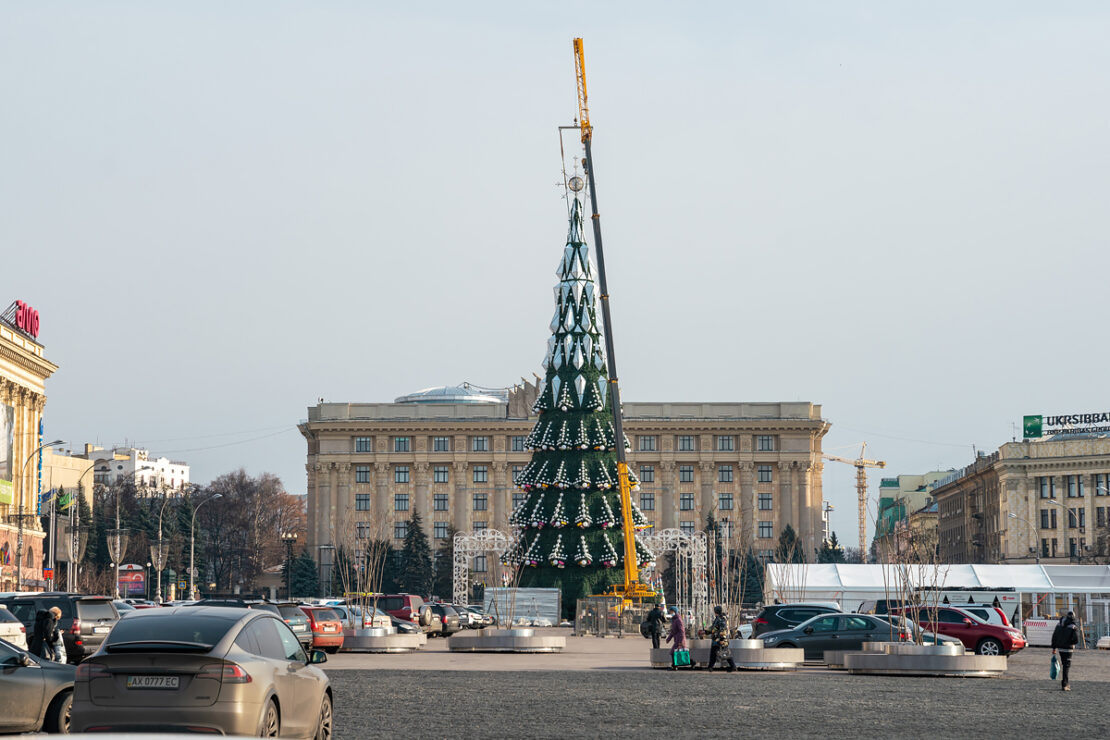 В Харькове на площади Свободы устанавливают елку - фото