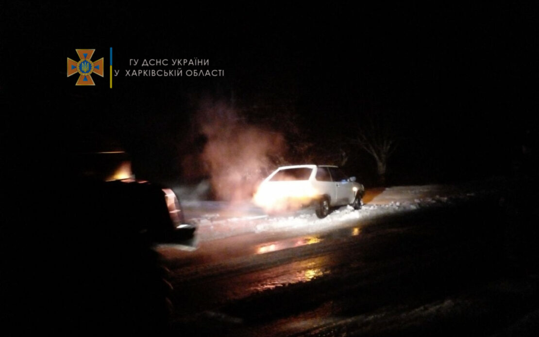 В Харьковской области из сугробов доставали автомобили с детьми