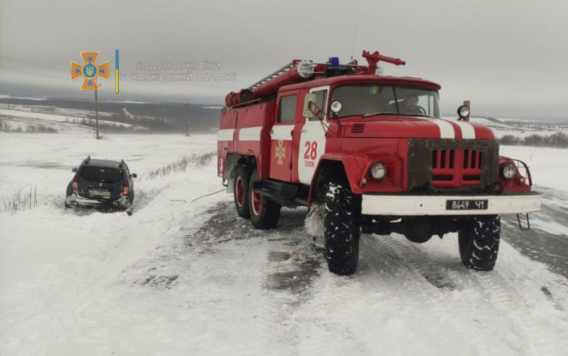 В Харьковской области из сугробов доставали автомобили с детьми
