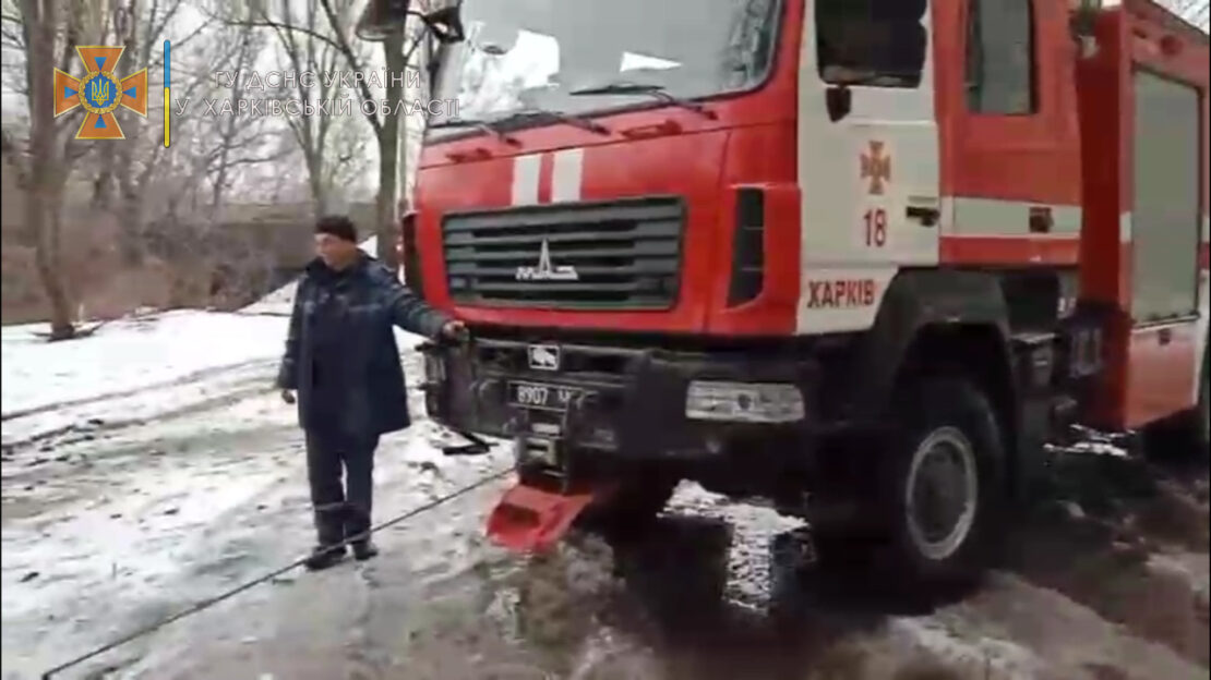 В Харькове четыре фуры застряли на обледеневшей дороге 