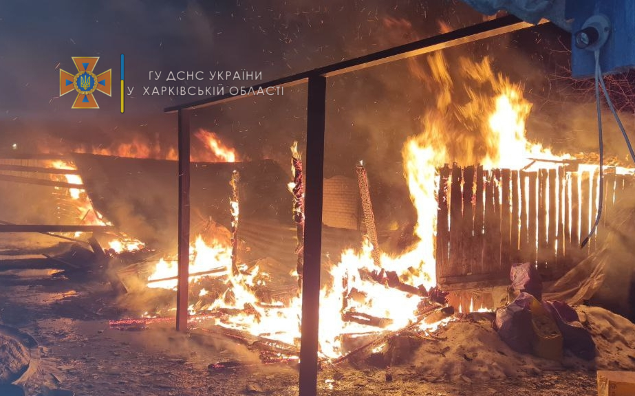 Масштабный пожар под Харьковом: В Мерефе горело хозяйственное здание