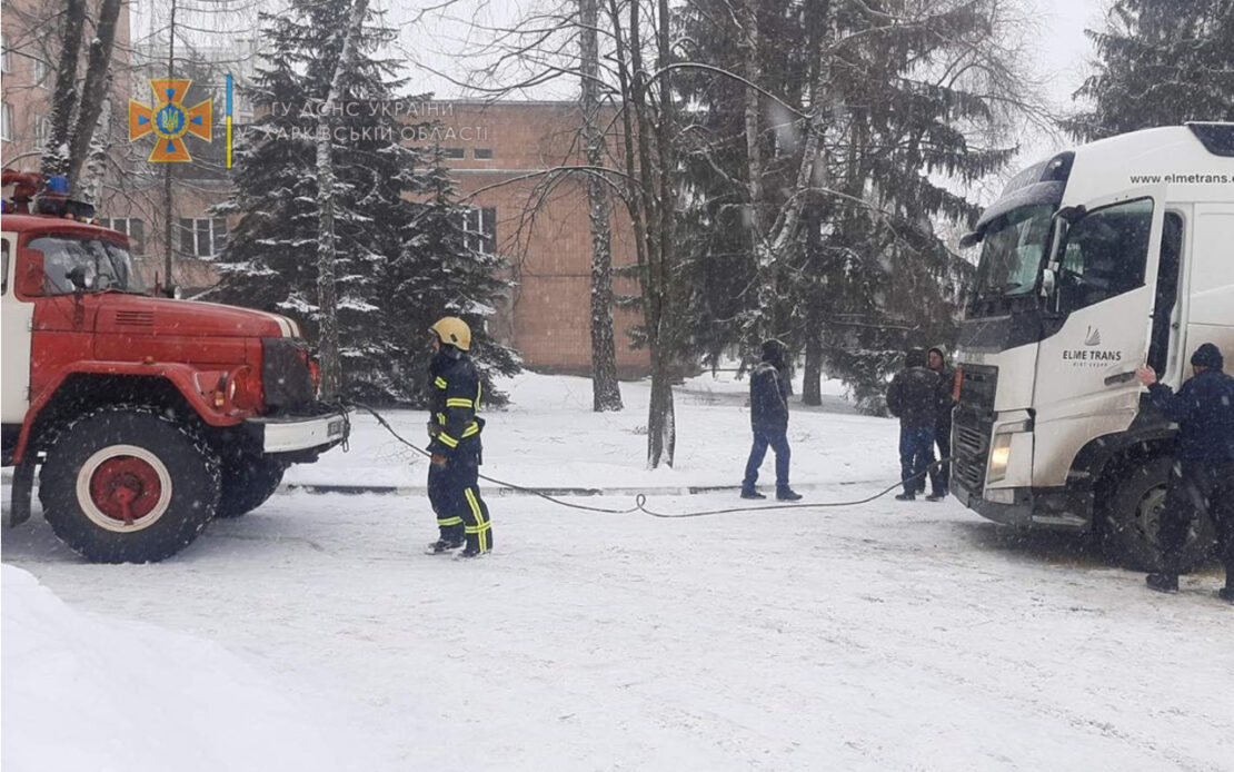 В Харькове спасатели вытащили из снега грузовик, скорую и авто