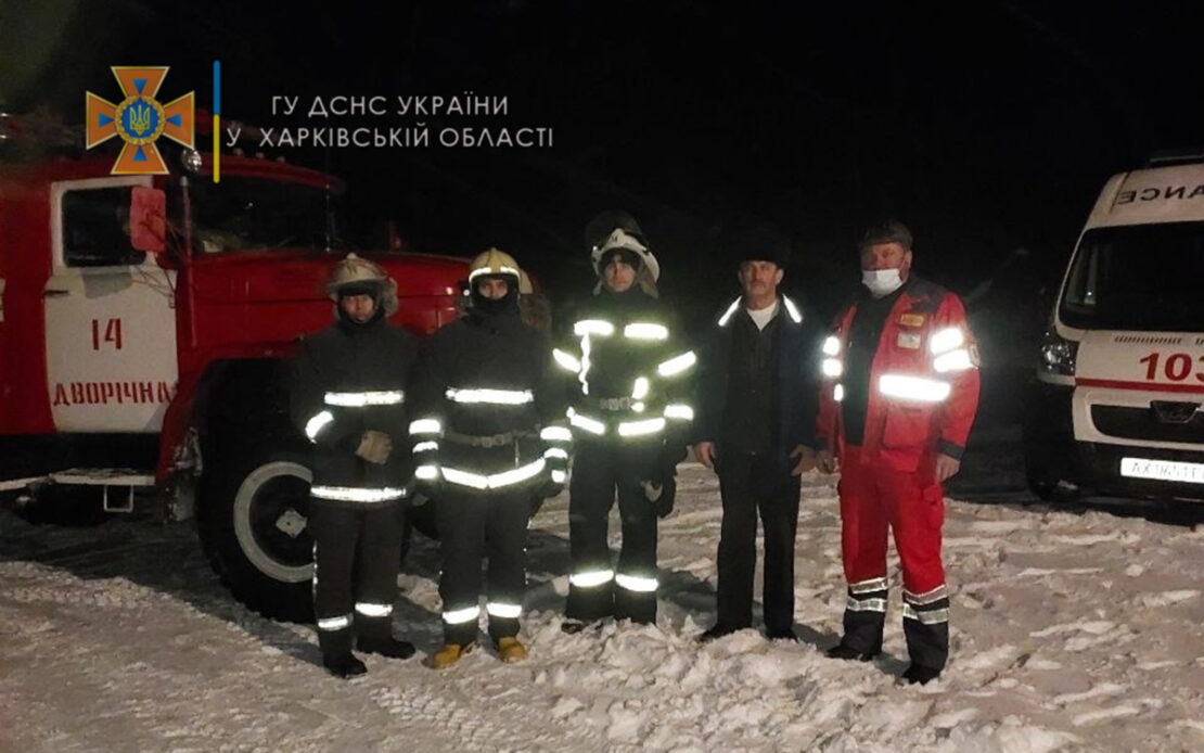 Под Харьковом спасатели помогли скорой добраться до больной
