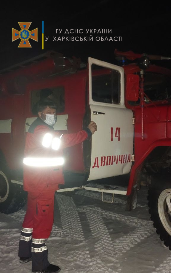 Под Харьковом спасатели помогли скорой добраться до больной