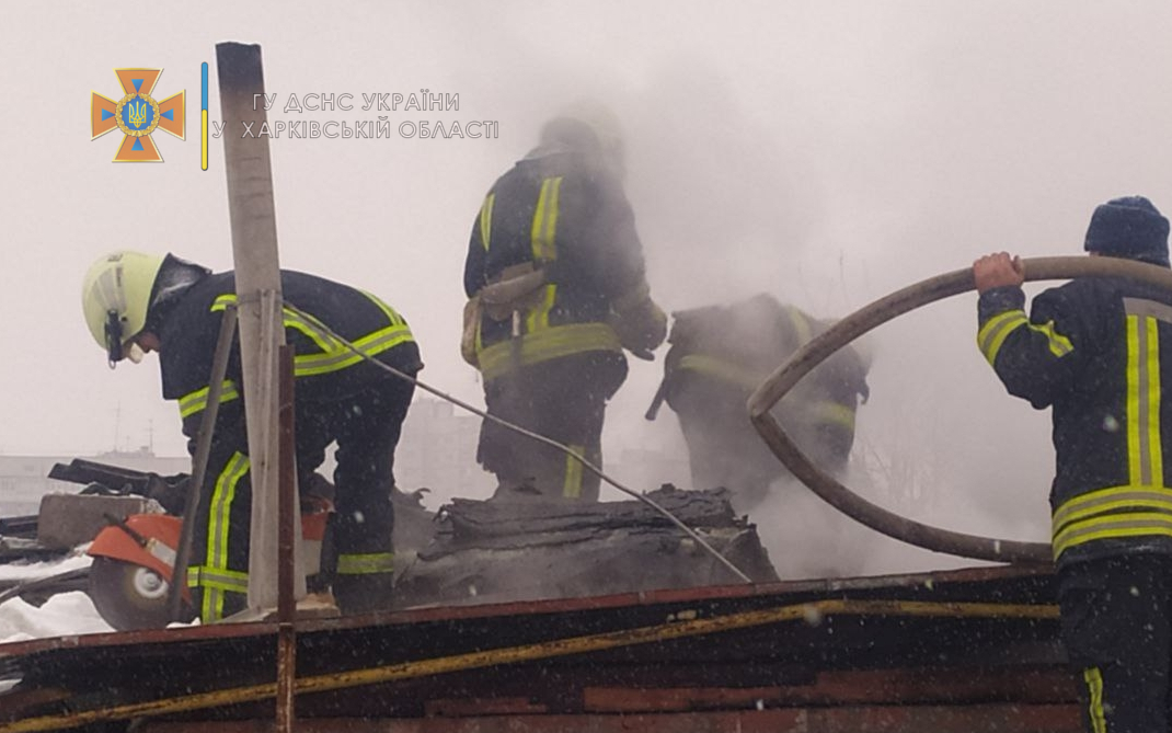 Спасатели потушили пожар и вытащили фуру в Индустриальном районе Харькова 