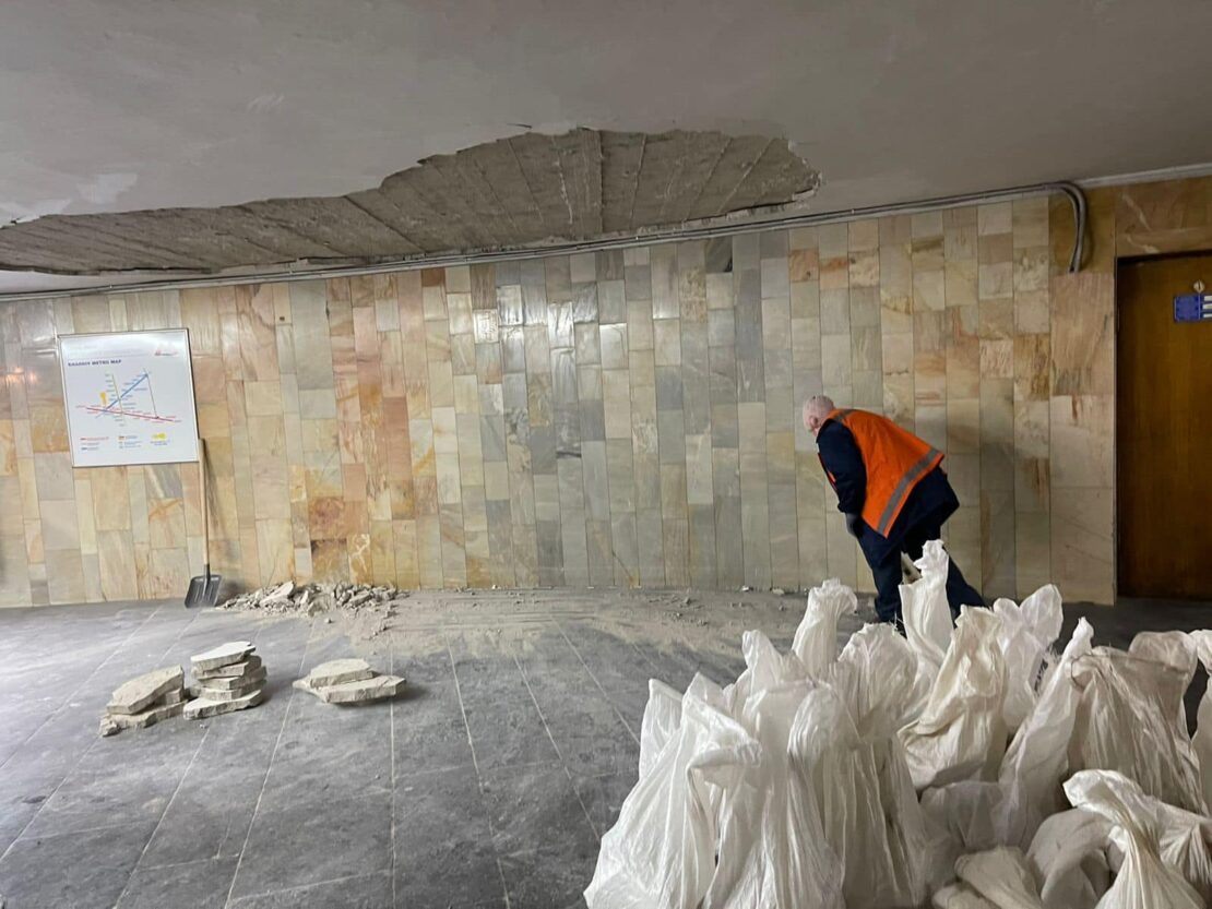 Осыпался потолок в метро на станции «Площадь Конституции» в Харькове