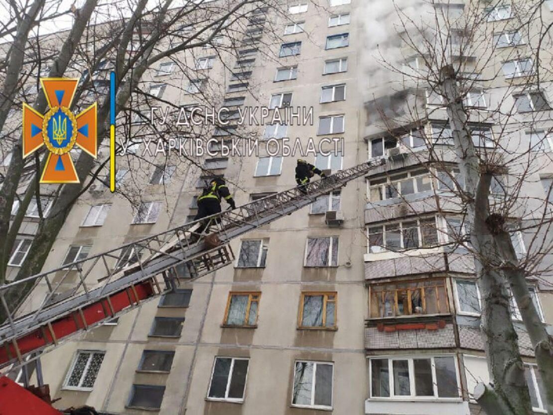 Пожар на ХТЗ в Харькове: горел балкон в 12-этажке на улице Библика