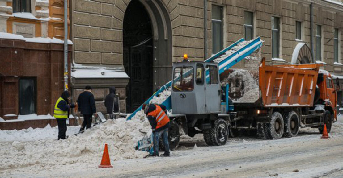 В Харькове исчезает снег с улиц - больше тонны убрали коммунальщики за сутки
