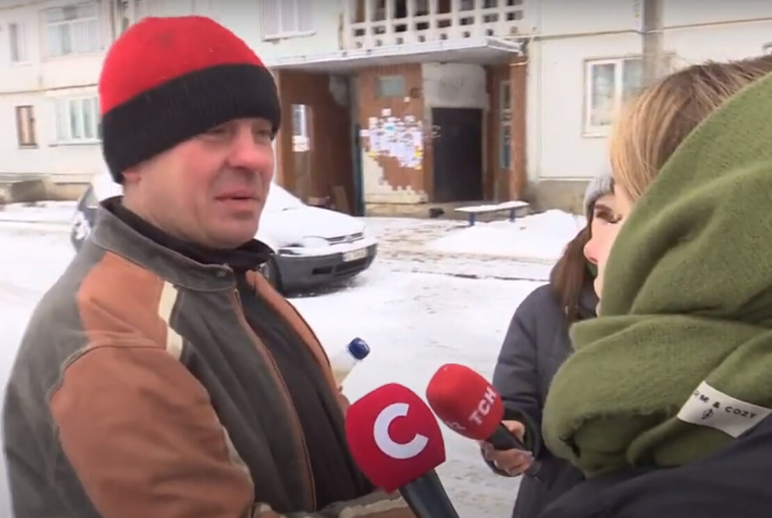 Пьяный мужчина мешал журналистам в поселке Рогань под Харьковом - видео