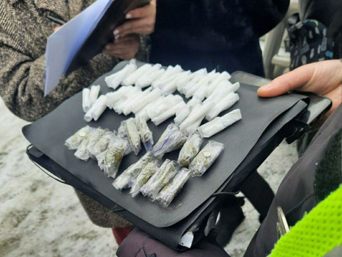 Наркотики Харьков: Задержали закладчицу с 59 свертками 