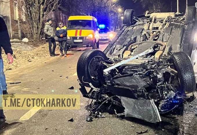 В Харькове на улице Тюринской перевернулся автомобиль Infinity 