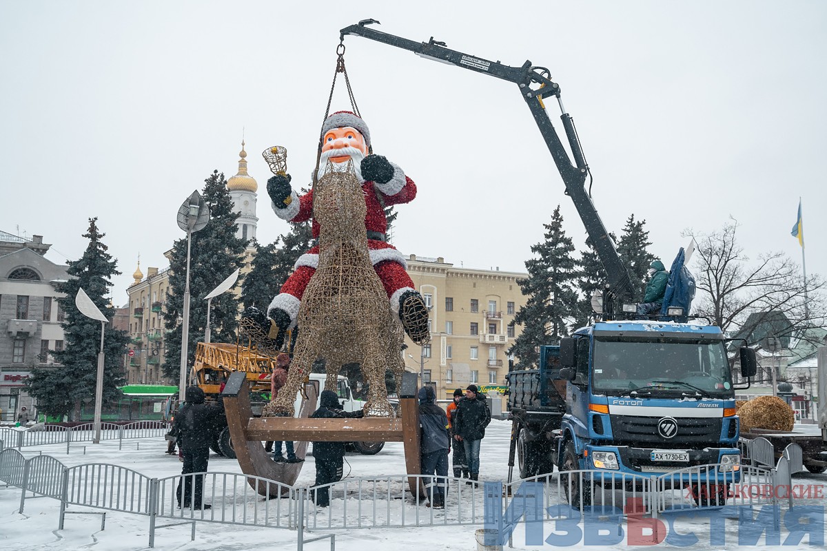 На площади Конституции разбирают новогодние инсталляции - Новости Харьков
