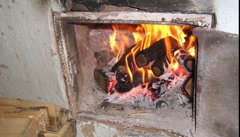 Под Харьковом в частном доме мужчина топил печь и получил ожоги 