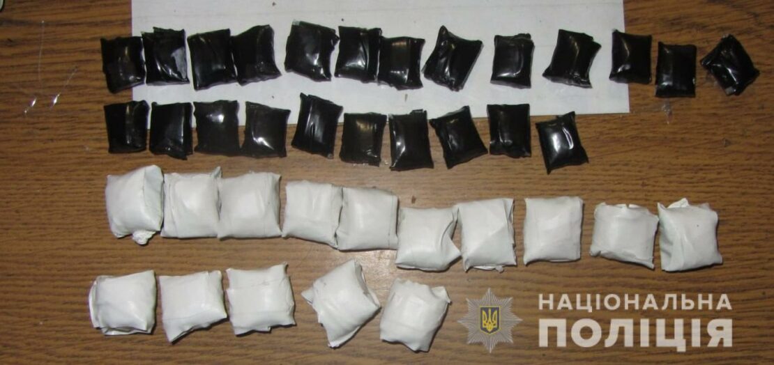 Наркотики Харьков: Несовершеннолетний наркокурьер ударил полицейского