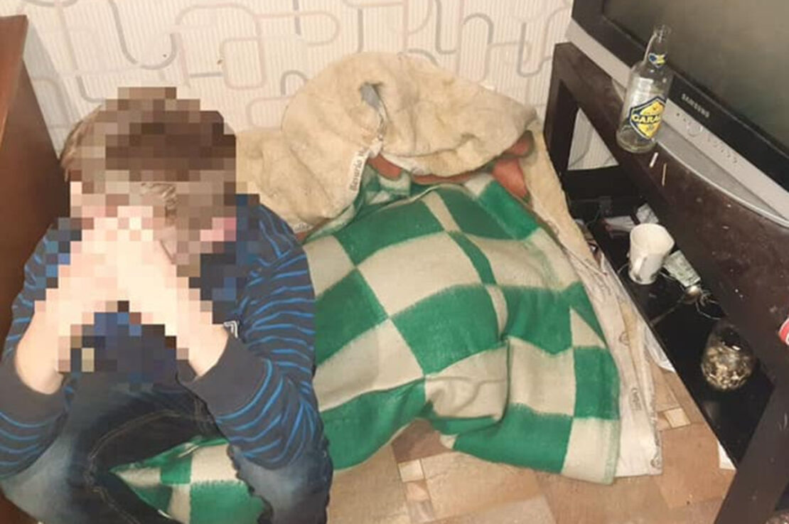 В Харькове ребенок спал на полу и ел у соседей - изъяли из семьи