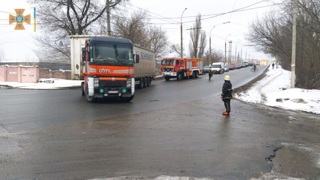 В Харькове застряли фура и грузовик с кислородом: помогли спасатели