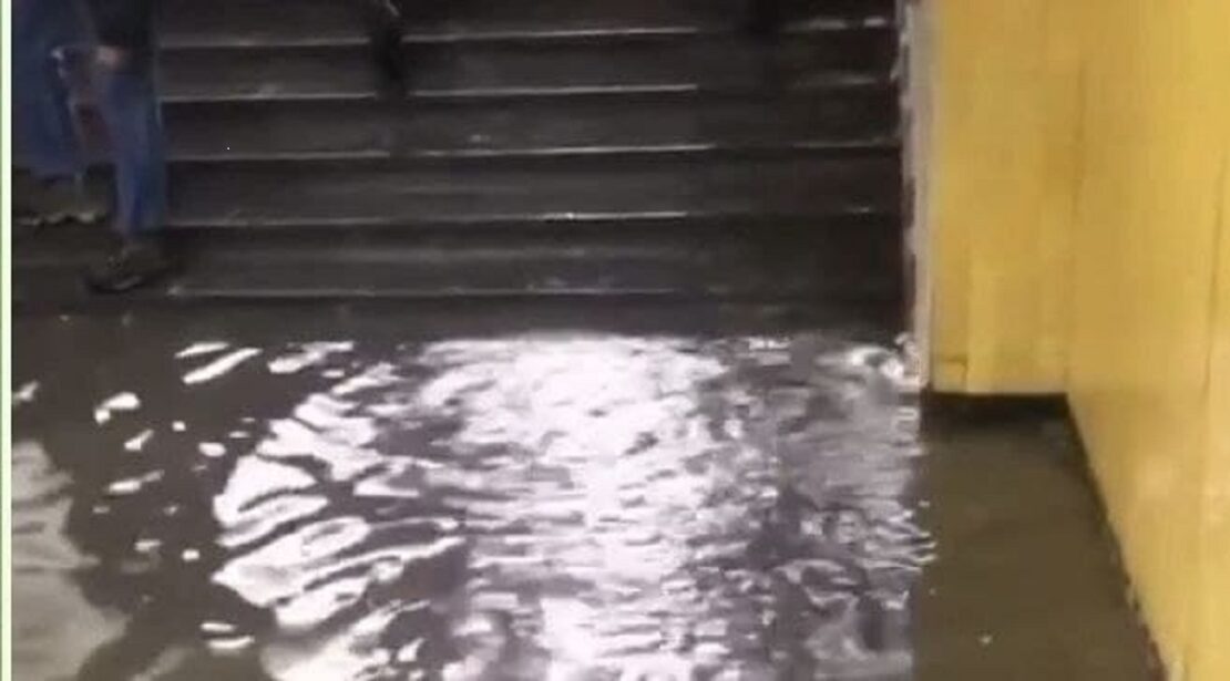 Вода затопила переход к вестибюлю станции «Индустриальная» в Харькове