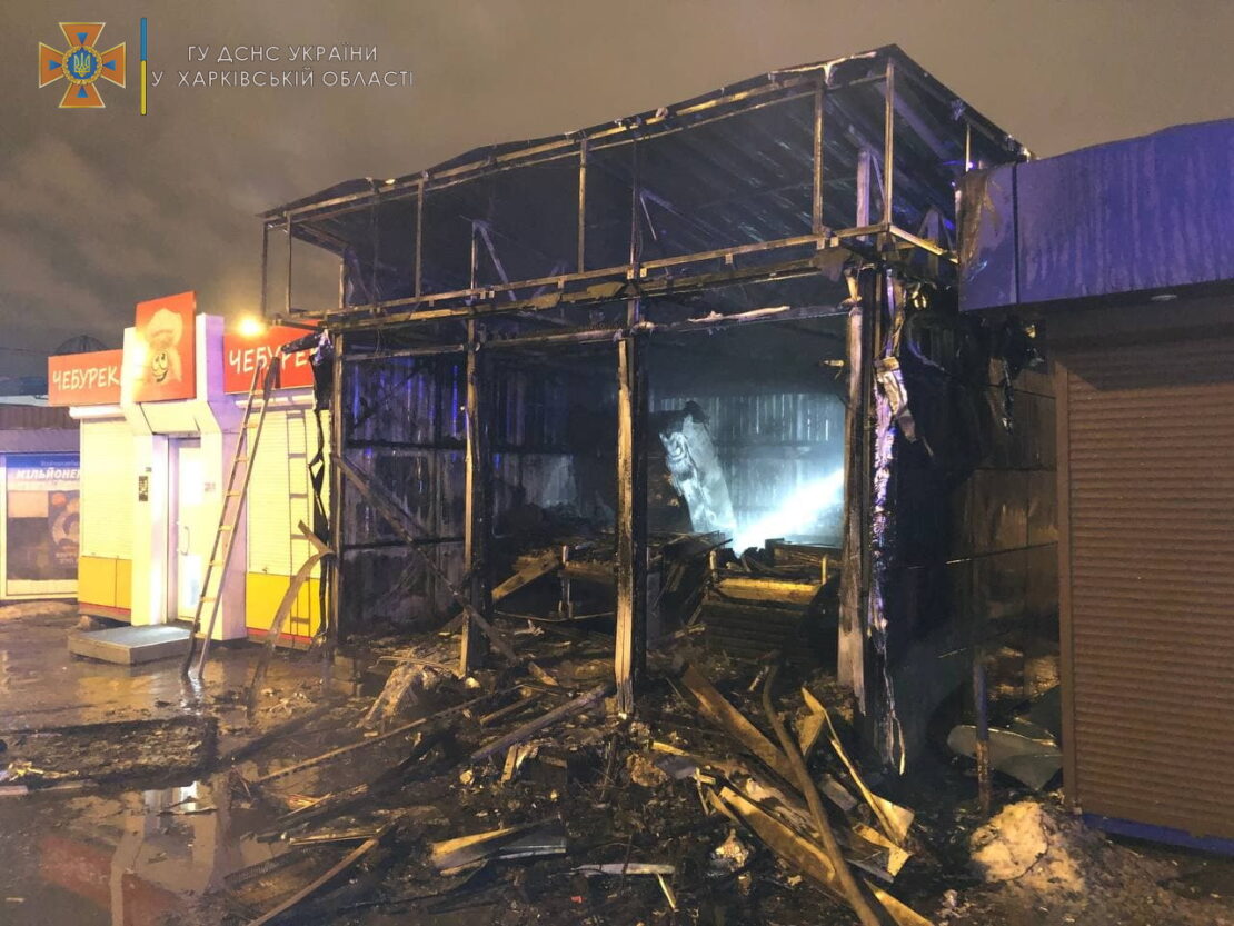 Пожар Харьков: Сгорел мясной киоск возле станции "Лосево-2"