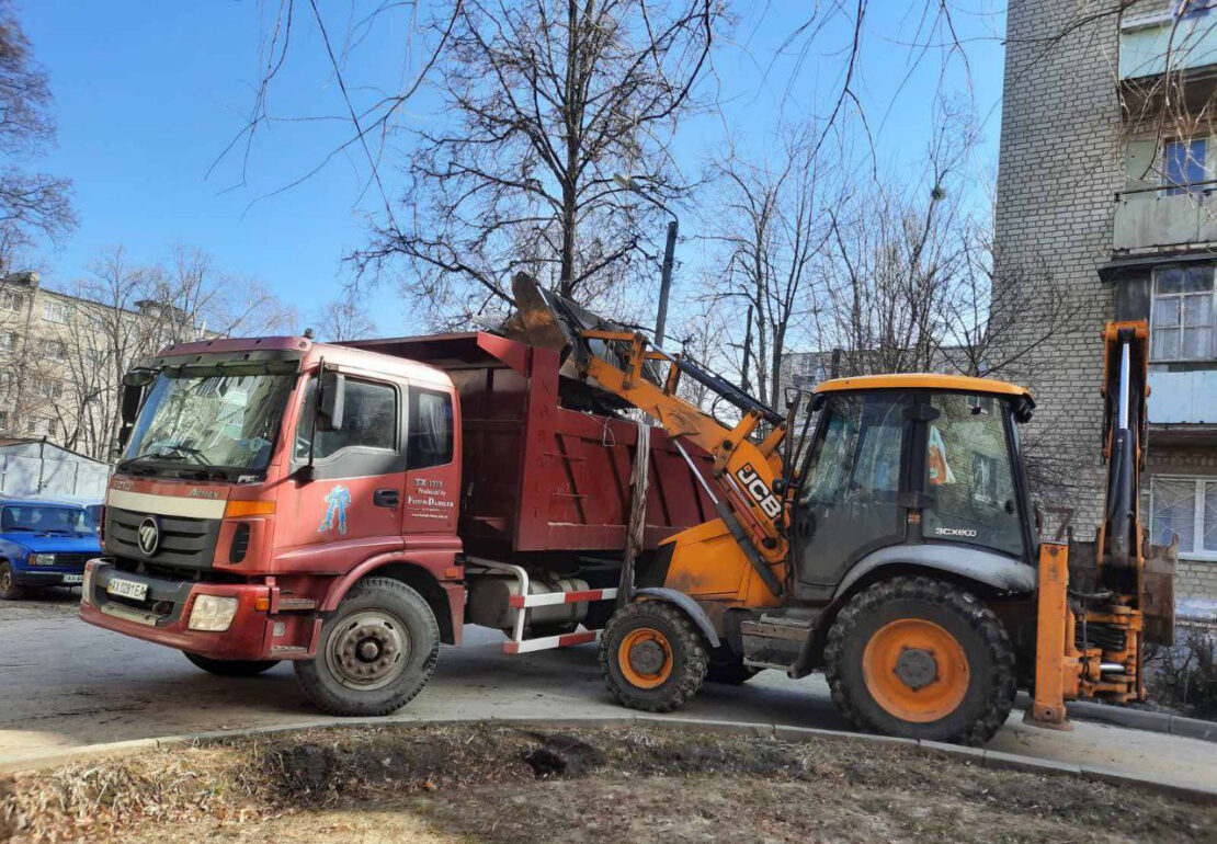 Ежедневно более 100 машин вывозят мусор в Харькове во время войны