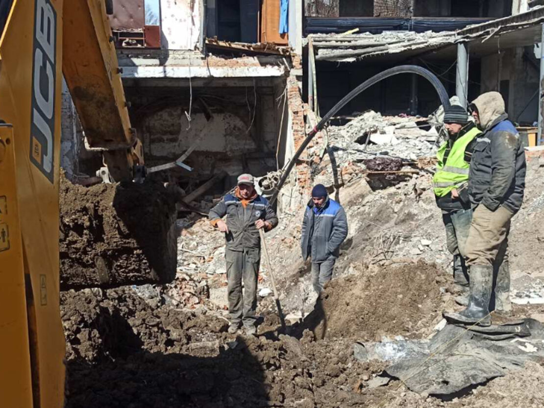 В Харькове восстанавливают поврежденные участки водоводов