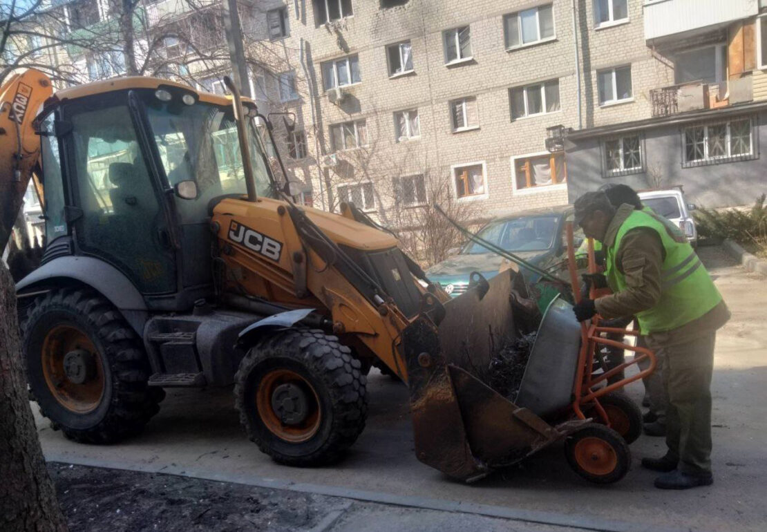 Ежедневно более 100 машин вывозят мусор в Харькове во время войны