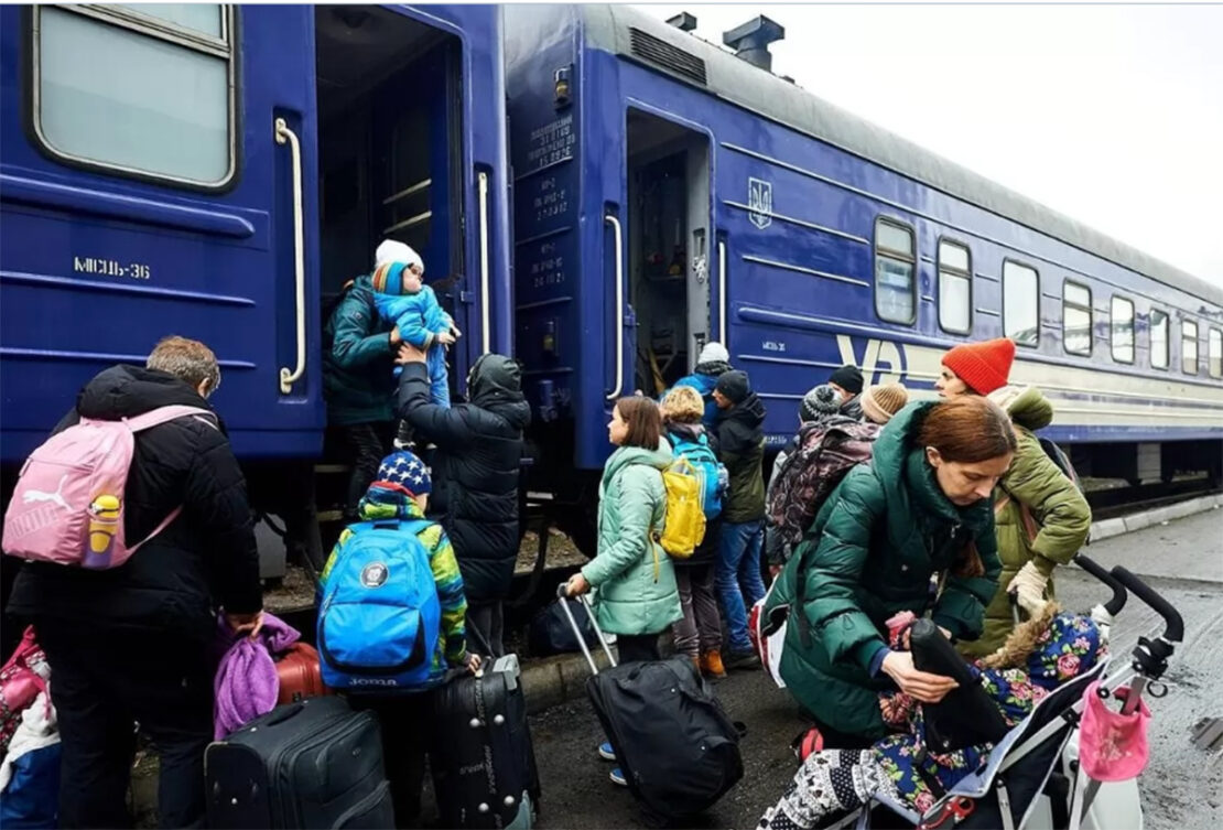 Война в Украине: Сотни тысяч человек были эвакуированы на поездах Укрзализныци