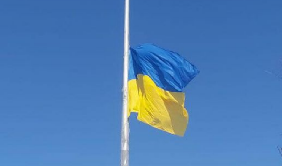 В Харькове приспустили флаг на 102-метровом флагштоке