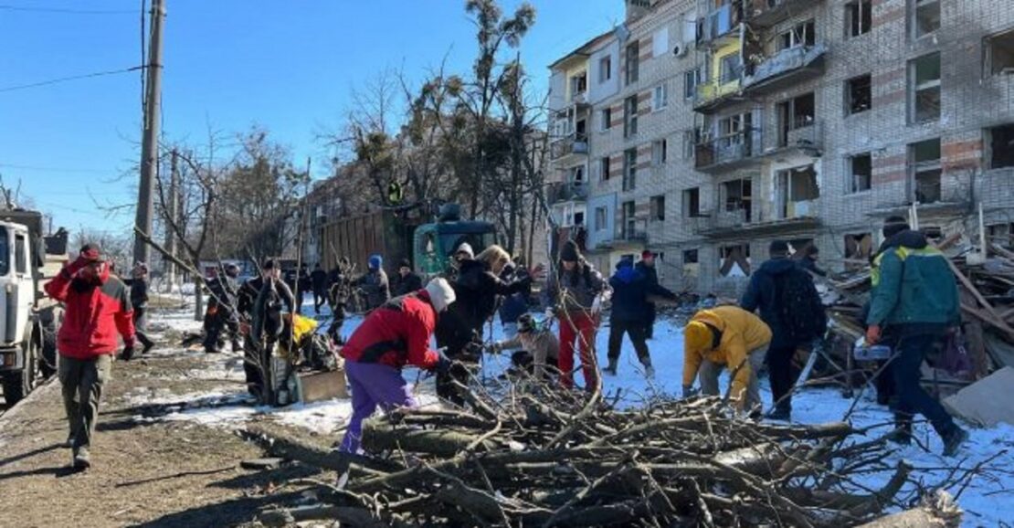 Восстановим Харьков вместе: волонтеры убирают город 