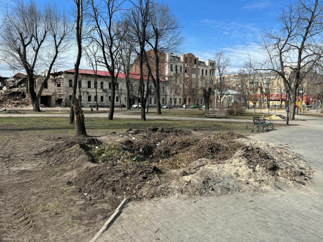 Война в Харькове: Волонтеры разгребают завалы и убирают мусор после обстрелов
