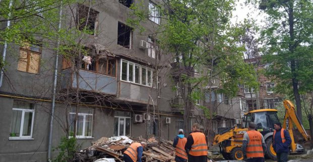 В Харькове наводят порядок во дворах после вражеских обстрелов