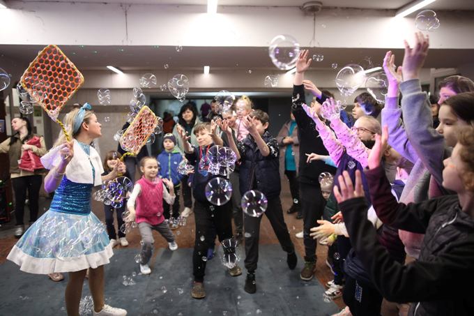 Шоу мыльных пузырей: в метро волонтеры развлекали харьковчан 