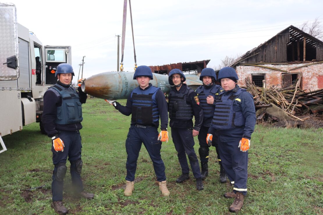 Война Харьков: Саперы обезвредили авиабомбу весом 500 кг - видео